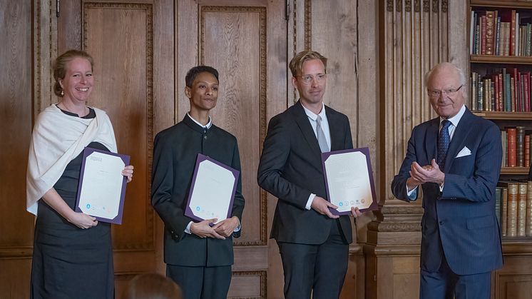 Vitterhetsakademiens stipendiater inom Bernadotteprogrammet, Andrine Nilsen, Alexander Isacsson och Mats Dahllöv, vid diplomutdelningen i Bernadottebiblioteket på Slottet. Kungen delade ut samtliga diplom.  Foto: Björn Strömfeldt, Konstakademien.