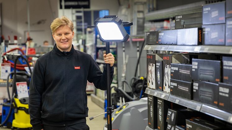 Alle som jobber der man trenger midlertidig punktbelysning bør ha skikkelig arbeidslys forteller butikkselger Kenneth fra TOOLS Drammen