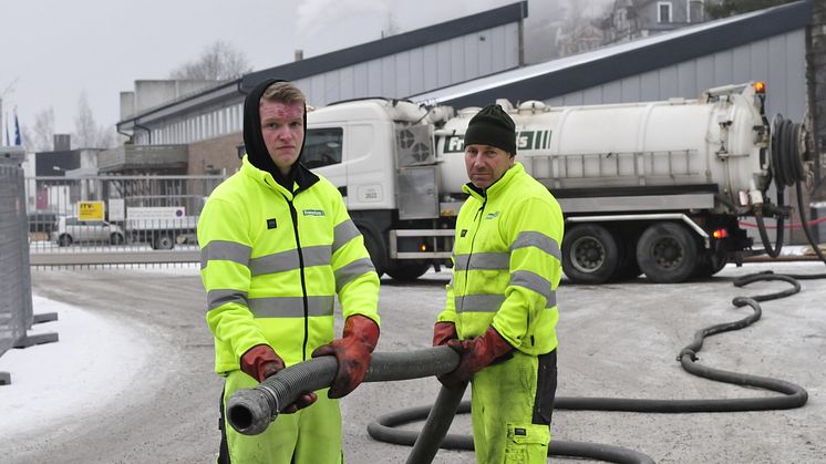 Jesper Holter Christiansen (t.v) og Tom Andresen brukte denne septikslangen til å redde en mann som hadde gått gjennom isen på Maridalsvannet. Foto: Anja Sønstevold