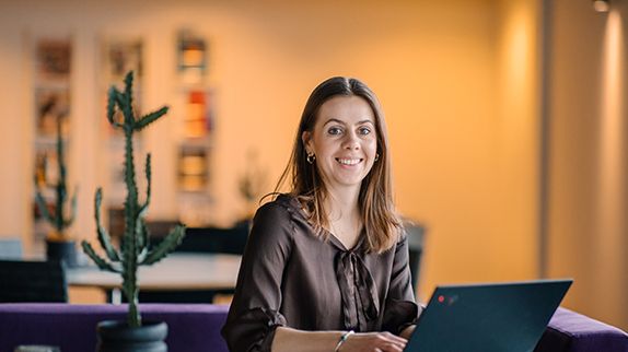 Konteks utvecklingschef Louise Björelind berättar om potentialen med AI inom lönehantering.