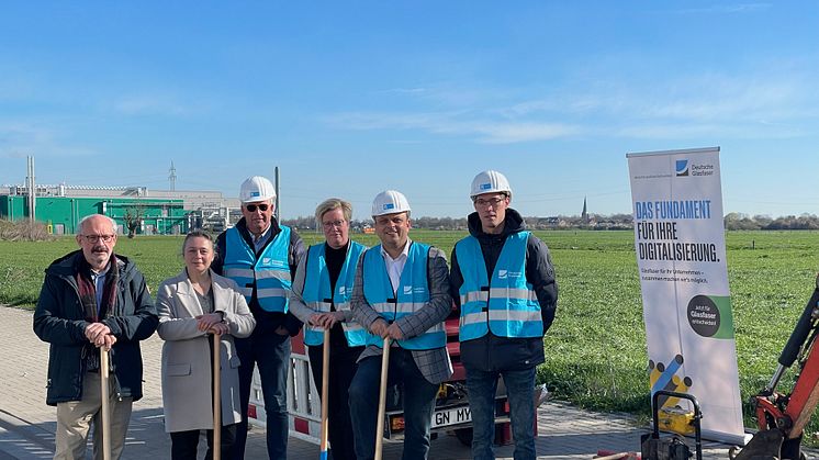 Von links: Wolfgang Gebing (Bürgermeister Kleve), Charmaine Haswell (Wirtschaftsförderin Kleve), Henri Bierpink (Van Gelder Telekom, Baupartner), Jutta Giesing, Marc Hlawsa (beide Deutsche Glasfaser), Anne de Jong (Van Gelder Telekom, Baupartner).. 