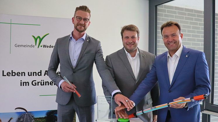 Start der Glasfaser-Kooperation von htp und Deutsche Glasfaser 2019 (v.l.): Marcel Büter, Koordinator Kooperationsverträge bei Deutsche Glasfaser, Helge Zychlinski, Bürgermeister der Gemeinde Wedemark und Thomas Heitmann, Geschäftsführer von htp.