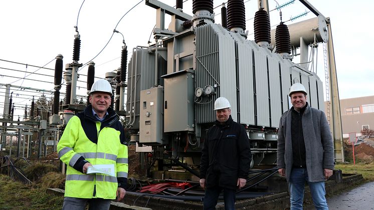 Millionen-Investition zur sicheren Stromversorgung: (v.l.) Matthias Nickels, Joachim Krabbenhöft und Bürgermeister Jan Butenschön vor dem Trafo im UW Hohenwestedt.