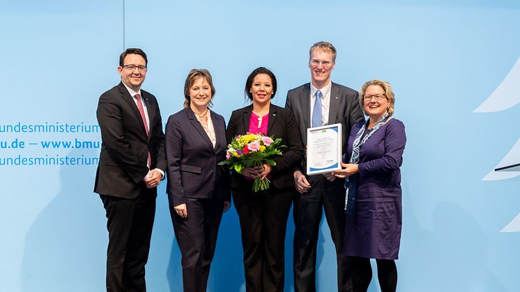 v.l.n.r.: Stefan Hohm,  Dachser, Dr. Petra Seebauer, Herausgeberin des Fachmagazins Logistik Heute, Hella Abidi, Andre Kranke, Dachser, Svenja Schulze, Bundesministerin für Umwelt, Naturschutz und nukleare Sicherheit. Bild: BMU, Heiko Adrian