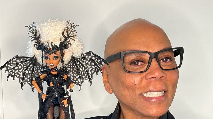 RuPaul feiert Individualität und Diversität und ermutigt Menschen, durch Styling und Mode ihre Authentizität auszuleben.