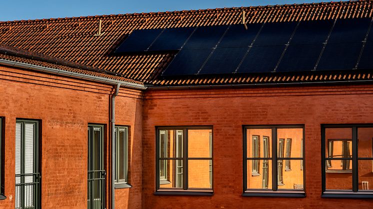 Climat80 - På bilden syns en av Hemsös fastigheter, Nicktisteln, där 120 paneler installerats. En i raden av fastigheter där Hemsö satsar på solceller och Climat80 Energi levererar lösningen. (Foto: Magnus Grubb)