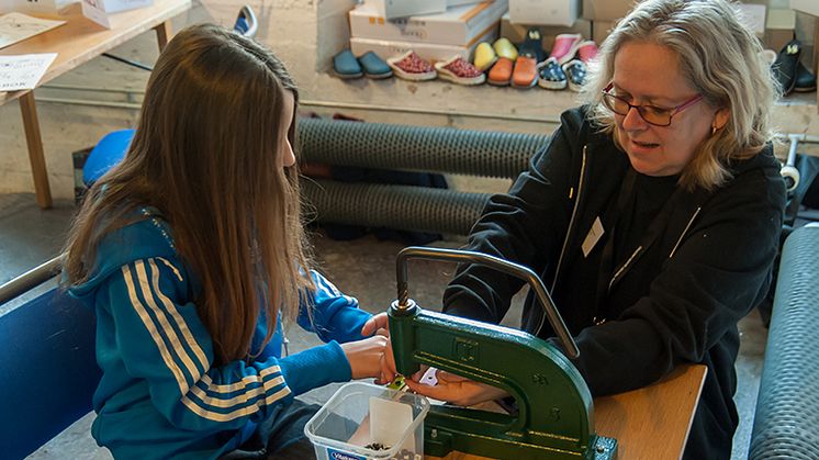 Museichefen Lilian Edström instruerar en besökare. Foto: Torsten Nilsson