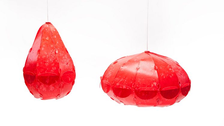 Amerikkalainen Mimi McPartlan kehitti tavan työstää pullokrien muovista lampunvarjostimet. 