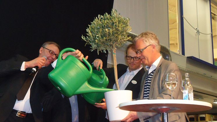 Tommy Forsström, kategorichef Dahl, Tomas Bengtsson, affärsområdeschef Bevego inviger KlimatCenter under övervakning av Ulf Magnusson, KlimatCenter. 
