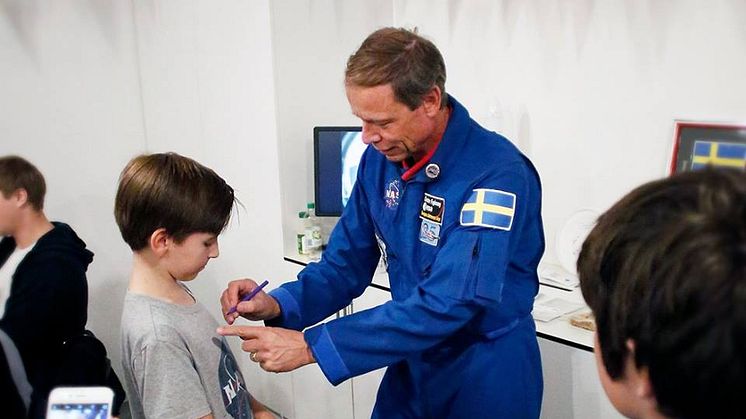 Rymdhjälten Christer Fuglesang träffar nyfikna barn och vuxna på Tekniska museet
