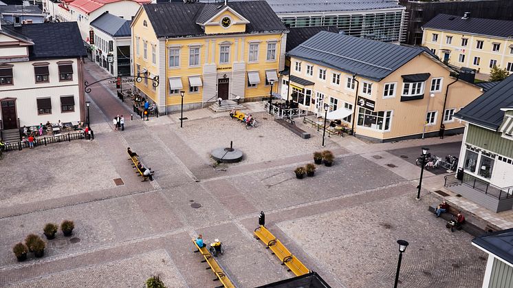 Rådhustorget stängs på prov av för fordonstrafik nästa sommar för att främja torget som mötesplats.  Foto: Maria Fäldt