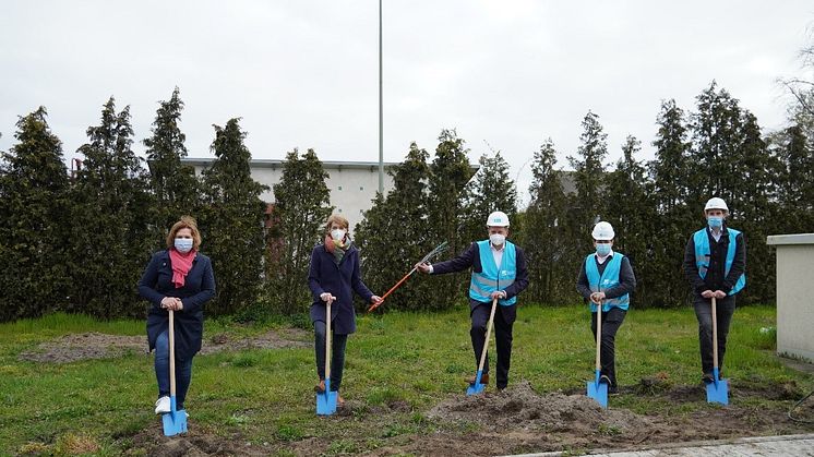 Gemeinsamer Spatenstich im Gewerbegebiet in Sendenhorst. Von links nach rechts: Annette Görlich, Katrin Reuscher, Roland Waleska, Hasan Sengün und Sebastian Kays.