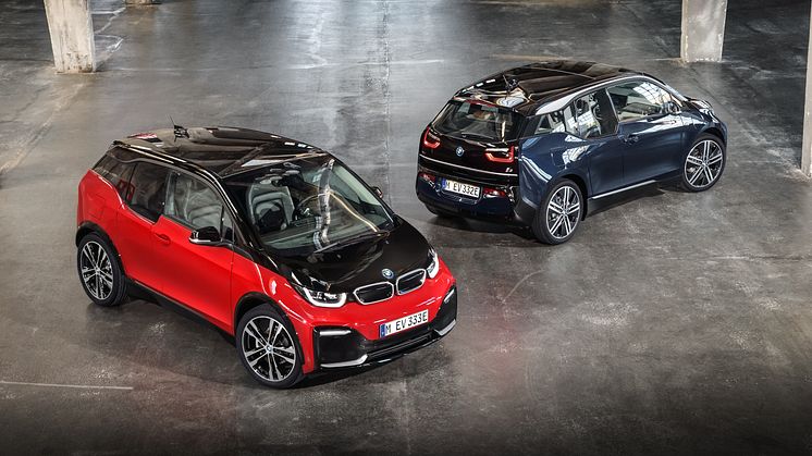 Den opdaterede BMW i3 (Imperial Blue) og den helt nye BMW i3s (Melbourne Red)