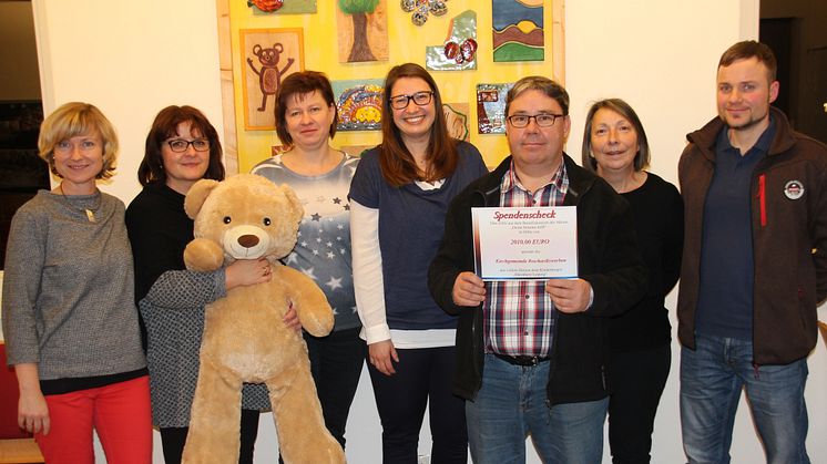 Kirchgemeinde Reichardtswerben übergibt im Kinderhospiz Bärenherz einen Spendenscheck