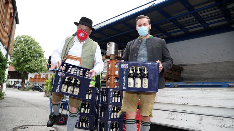 Johann Oberhauser, Inhaber des Metzgerei-Gasathofs Oberhauser, Hotel zur Post und Simon Huff, Hacker-Pschorr Gebietsverkaufsleiter Gastronomie