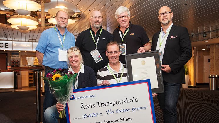 Glada repressentanter från Vretagymnasiet med prischeck och utmärkelsen Årets Transportskola.
