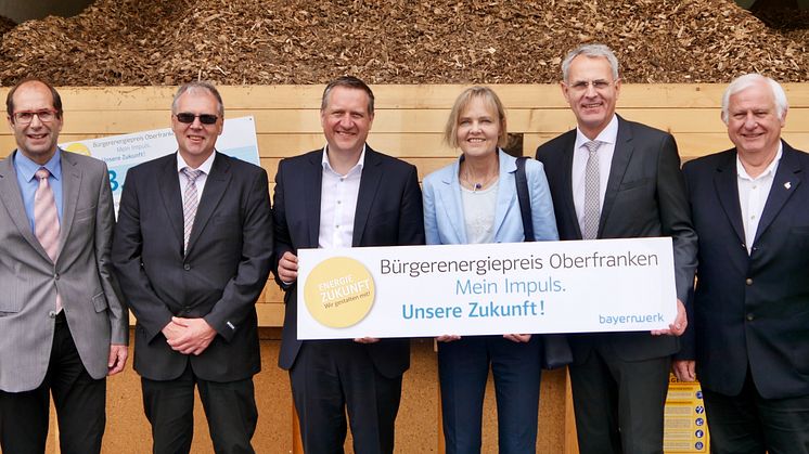 Dr. Corinna Boerner (3.vr), Abteilungsdirektorin bei der Regierung von Oberfranken, und Christoph Henzel (2.vr), Leiter Kommunalmanagement beim Bayernwerk, rufen im Bioenergiedorf Oberleiterbach zur Teilnahme am Bürgerenergiepreis Oberfranken auf.