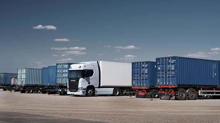 Scania esittelee nyt edelleen kehitetyt täyssähköiset päästöttömät kuorma-autot, jotka soveltuvat raskaampaan rahtiliikenteeseen ja joiden kokonaispaino on jopa 64 tonnia. Tämä lisäys Scanian sähkökäyttöisten kuorma-autojen valikoimaan on merkittävä 