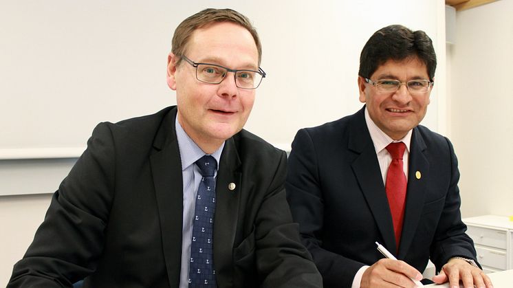 Johan Sterte, rektor vid Luleå tekniska universitet och Dr. Rohel Sánchez Sánchez, rektor vid Universidad Nacional San Augustin (UNSA), Arequipa i Peru.