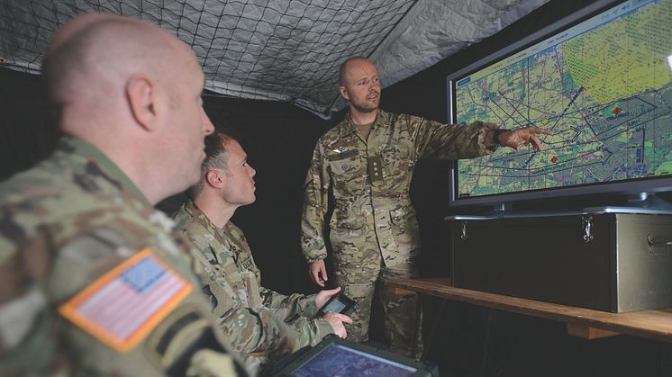 img1240_01_us_commander-explaining-in-front-of-map-on-big-screen