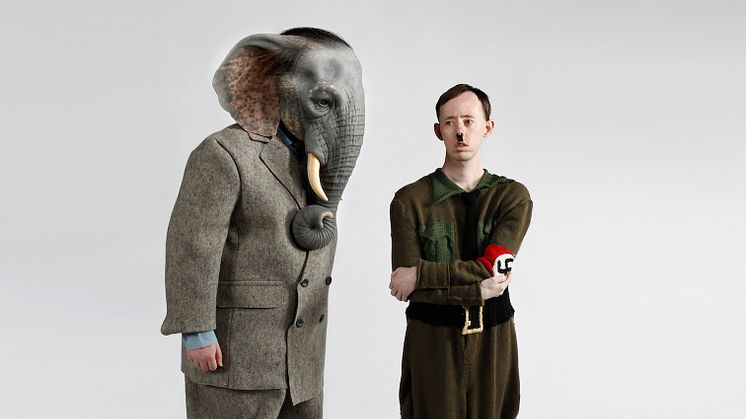 Ganesh Versus the Third Reich er én av to forestillinger det australske teaterkompaniet Back to Back har med seg til Nationaltheatret i helgen. Søndag mottar de Den internasjonale Ibsenprisen 2022. Foto: Jeff Busby