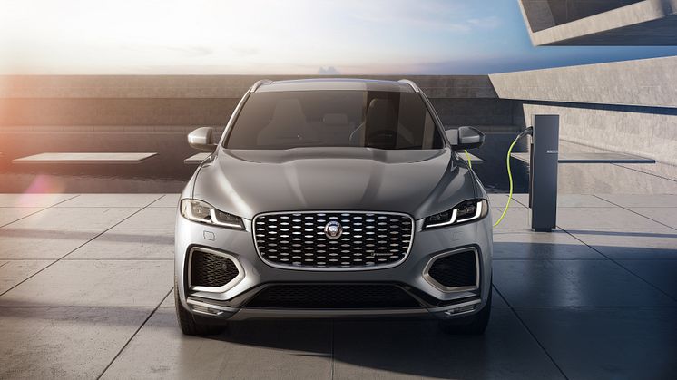 Jag_F-PACE_21MY_15_Studio_Exterior_Front_PHEV_150920