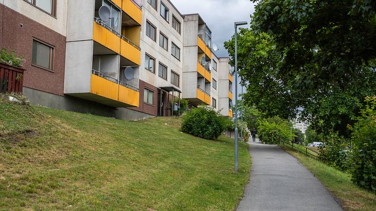 Många flyktingar och andra migranter stannar kvar i samma typ av bostadsområde som där de först hamnade. De flyttar inte vidare till områden med högre socioekonomisk status, vilket man tidigare trott. Foto: Carina Andrassson/MostPhotos.