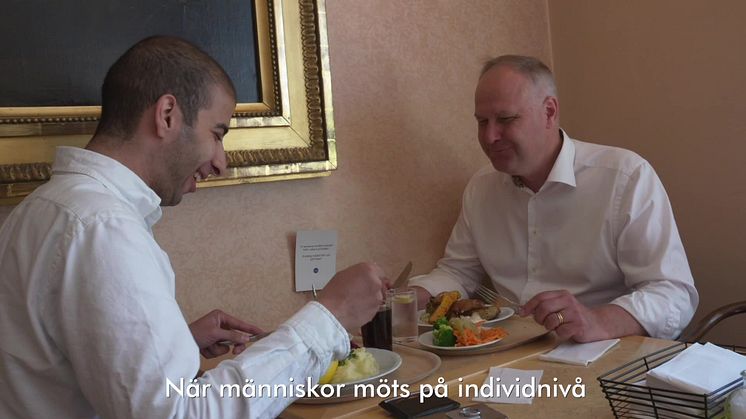 Jonas Sjöstedt antar #integrationsutmaningen och träffar Omar