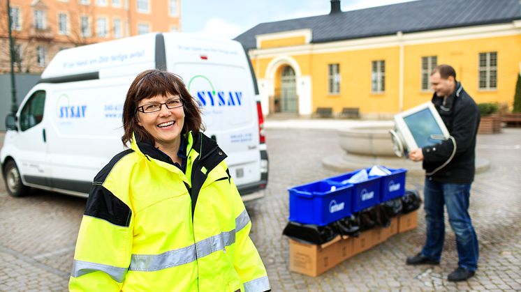 Dags att rensa ut! Kom med dina gamla batterier, mobiler, lampor, lysrör, leksaker, nagellack och färg. Allt detta och mer kan du lämna kostnadsfritt till Farligt Avfall-bilen.