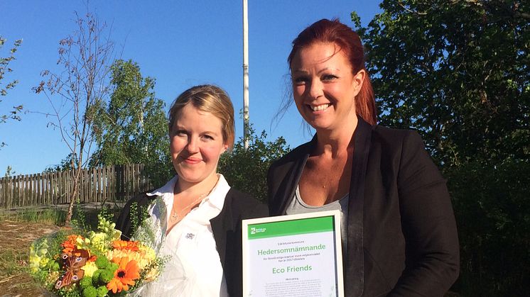 Här tar Louise Nilsberth, pedagog i Eco Friends, från Parken Zoo och Cecilia Bäck, Pressansvarig och projektledare i Eco Friends, på Eskilstuna Strängnäs Energi och MiIjö emot priset som delades ut under Världsmiljödagen.