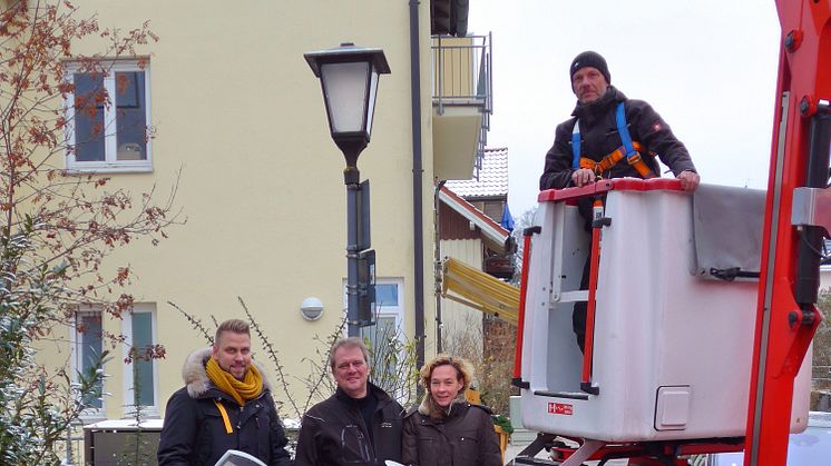 Bürgermeister Bernhard Sontheim (2. v. l.), Silke Mall (2. v. r.) und Lars Nacke (l.) vom Bayernwerk sowie Sven Peisker von der Firma Zellner (r.) freuen sich über die LED-Umrüstung der Straßenbeleuchtung in Feldafing.