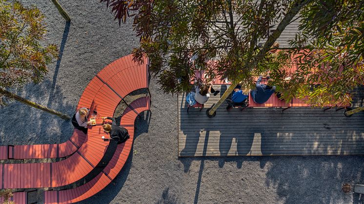 Långbordet, design White Arkitekter. Hamntorget, Stockholm. Monocle Design Awards, Best Public Furniture 2021. Foto: Jann Lipka