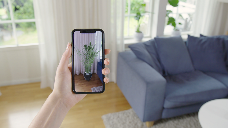 Nå kan du ved hjelp av Plantasjen og AR (augmented reality) innrede hjemmet ditt med planter og prøve ut hvor de passer best før du klikker på bestill eller kjøper i butikk. Enkelt og moro!