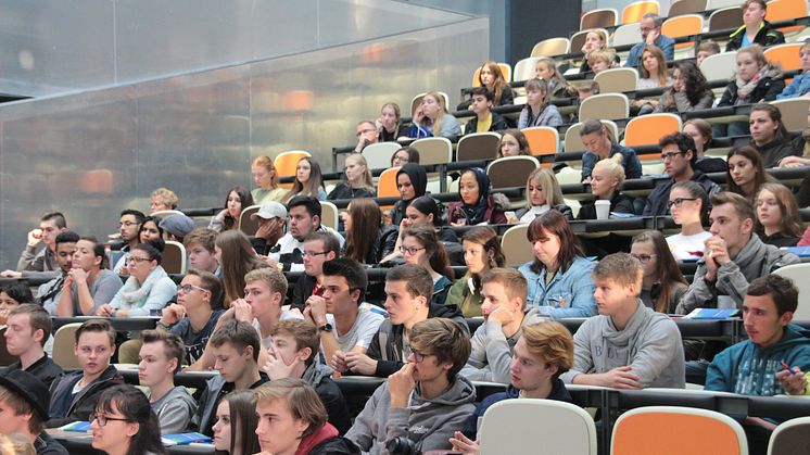 Gespannte Erwartung bei den Teilnehmerinnen und Teilnehmern im Hörsaal in der Halle 14.