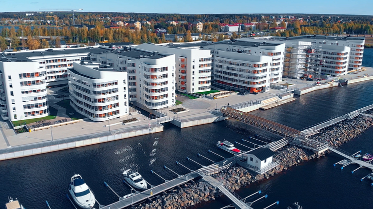 Båtplatsen för 650 småbåtar flyttades ut för att ge plats åt ett kustnära boende med strandpromenad i Luleås nya Kuststad, som nu är färdigt och inflyttat. Mellan husen har små vattenkanaler anlagts.  Bild: Nåiden Bygg