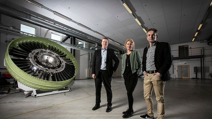 På plats i lokalen för Framtidens Fabrik: Henrik Runnemalm, utvecklingschef vid GKN Aerospace Engine Systems, Linda Bohlin Trajkovski, chef för Innovatum Projektarena och Anders Torslid, vd för Kraftstaden. Foto: Andreas Olsson/Innovatum