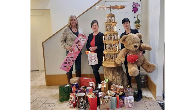 Carolin Ohne und Caroline Diemann vom Hotel ibis Styles Leipzig/Radefeld überreichten die erfüllten Weihnachtswünsche an Elvira Wegner (rechts) vom Kinderhospiz