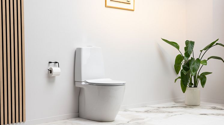 Det nye toalettet Porsgrund Glow Art 2.0 ser ut som mange andre toaletter på utsiden, men på innsiden sørger TurboFlush-teknologien for en mer effektiv skylling, samtidig som den er mer stillegående. Med det minimalistiske nordiske designet er det le