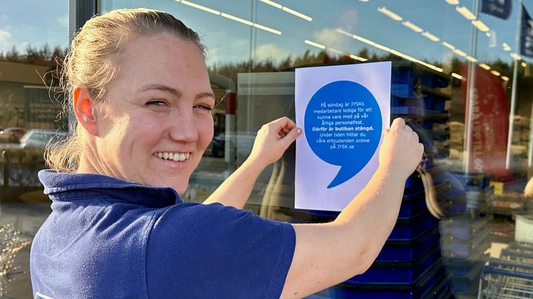 Lina i JYSKs butik i Strängnäs förbereder kunderna på att butiken kommer vara stängd söndagen den 20/11. Foto: Jimmy Thörne