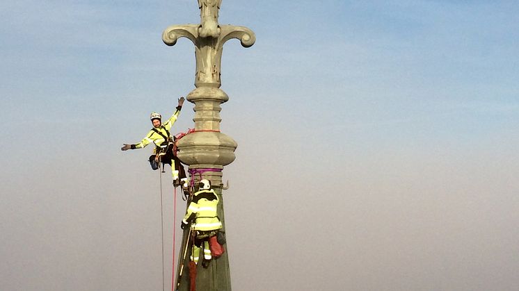 Reparbetare inspekterar tornspiror Uppsala Domkyrka.