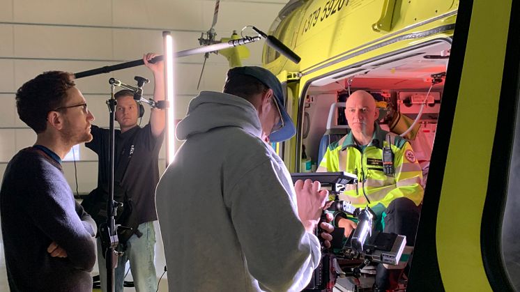 Inspelning av reklamfilm för GeBlod med Ambulanshelikoptern, läkare Gabriel Skallsjö intervjuas.