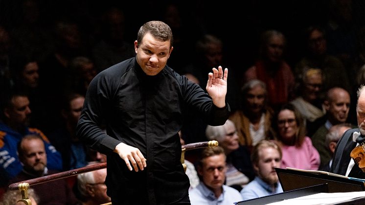 Ryan Bancroft, chefdirigent för Kungliga Filharmonikerna. Foto: Yanan Li