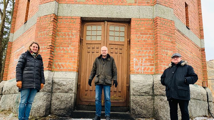 Kommunstyrelsens ordförande Caroline Dieker (M), Askersundsbostäders vd Anders Gustafsson och Sydnärkes byggnämnds ordförande Lars-Gunnar Forsberg vid vattentornet.