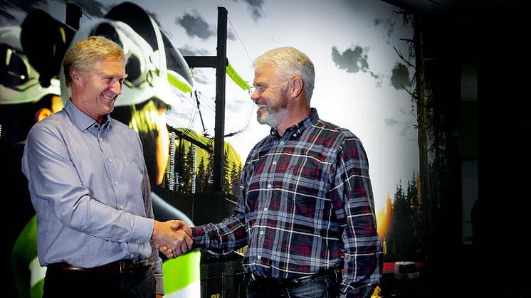 Agree on training: Trond J. Løfqvist, Senior Key Account Manager at Trainor (left) and Håkon Magne Fjæreide, Operations Academy portfolio manager course at Equinor. Photo: Heidi S. Middleton