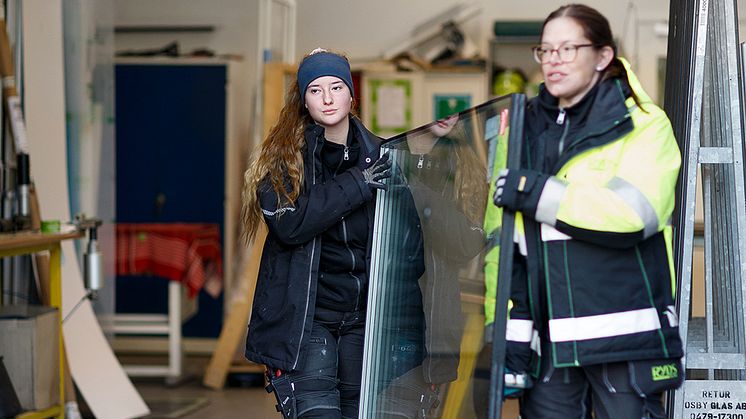 Även om det är flest män i glasbranschen är glasmästare ett yrke för alla. Här är Natalie Näppi och Sara Hübert, Glasmästare på Ryds Glas i Katrineholm.