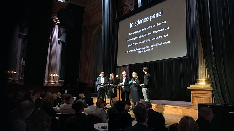 Syntolkning: Sittande publik framför arrangörerna: Anders Sjelvgren Boverket, Marina Högland idrottsdirektör Stockholm, Robert Olsson kulturdirektör Stockholm, Eva Bergquist chef kulturförvaltningen Region Stockholm och moderator Carlos Rojas.