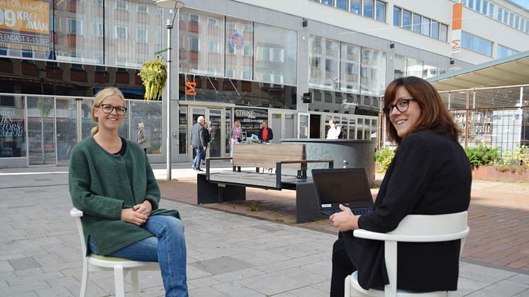 Vi flyttar ut! Elin Lorenzi och Anna Jägvald, Västerås stad,  jobbar med projektet Tyck om din innerstad. Nästa vecka finns en paviljong på Torggatan där besökarna kan tycka om Västerås innerstad. 