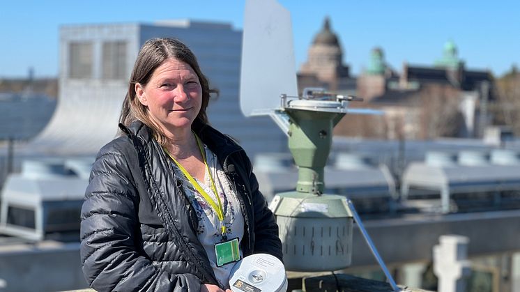 Pia Östensson, intendent på palynologiska laboratoriet, bredvid den gamla pollenfällen. Foto Jonas Sverin