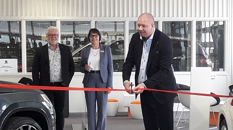 Ronnebys kommunalråd Roger Fredriksson inviger SEAT-center i Ronneby. På bilden ser vi även näringslivschef Torbjörn Lind och Anna Lindqvist, VD på Jeppssons.