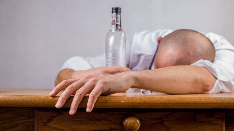 Behandling av alkoholberoende kan kraftigt minska död vid alkoholrelaterade leversjukdomar. Foto: Pexels. CC0.